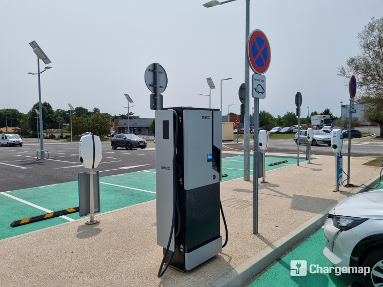 新能源時代電動汽車充電樁的關(guān)鍵角色